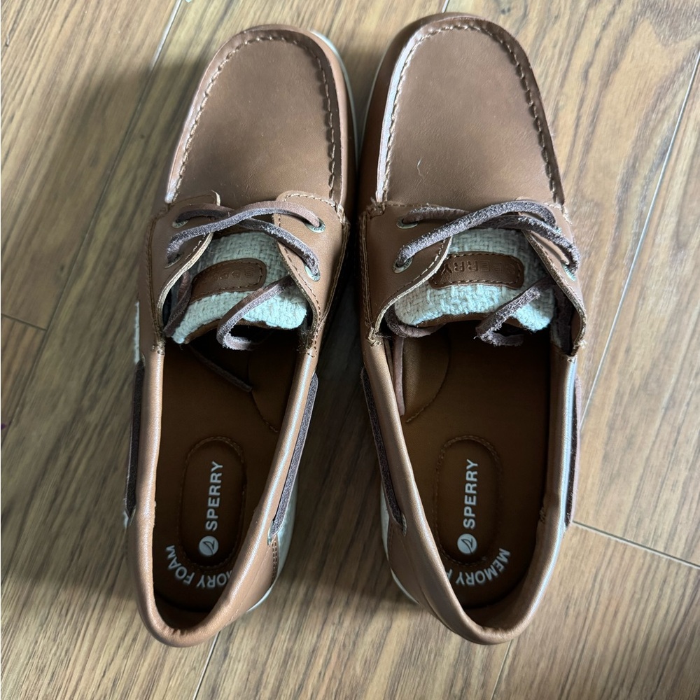 Sperry Men’s Tan Leather Boat Shoes with Lace-Up Detail